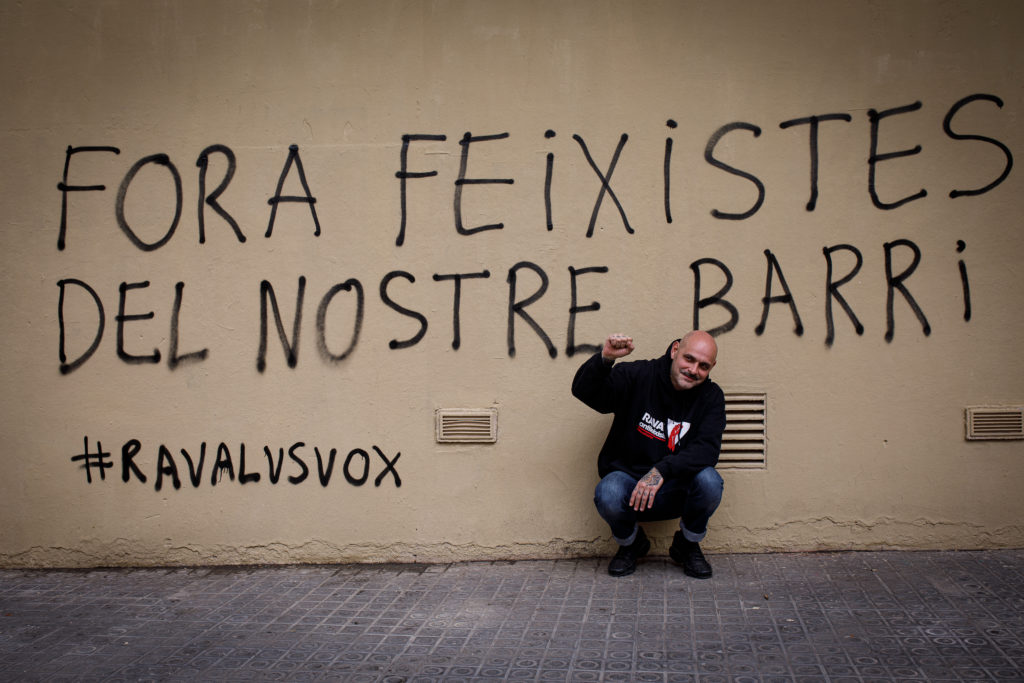 En Santi Aranya sota el lema "fora feixistes dels nostres barris" al Raval